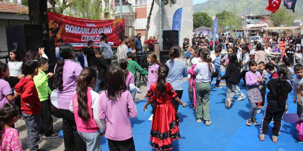 Aydınlı Romanlar günlerini doyasıya eğlenerek kutladı
