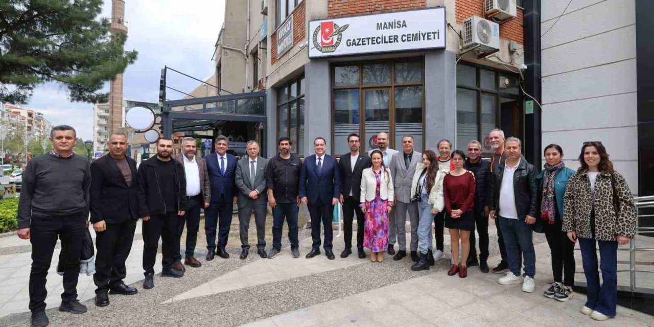 Yerel yöneticiler, gazetecilerle bir araya gelerek 69. yıl coşkusunu paylaştı