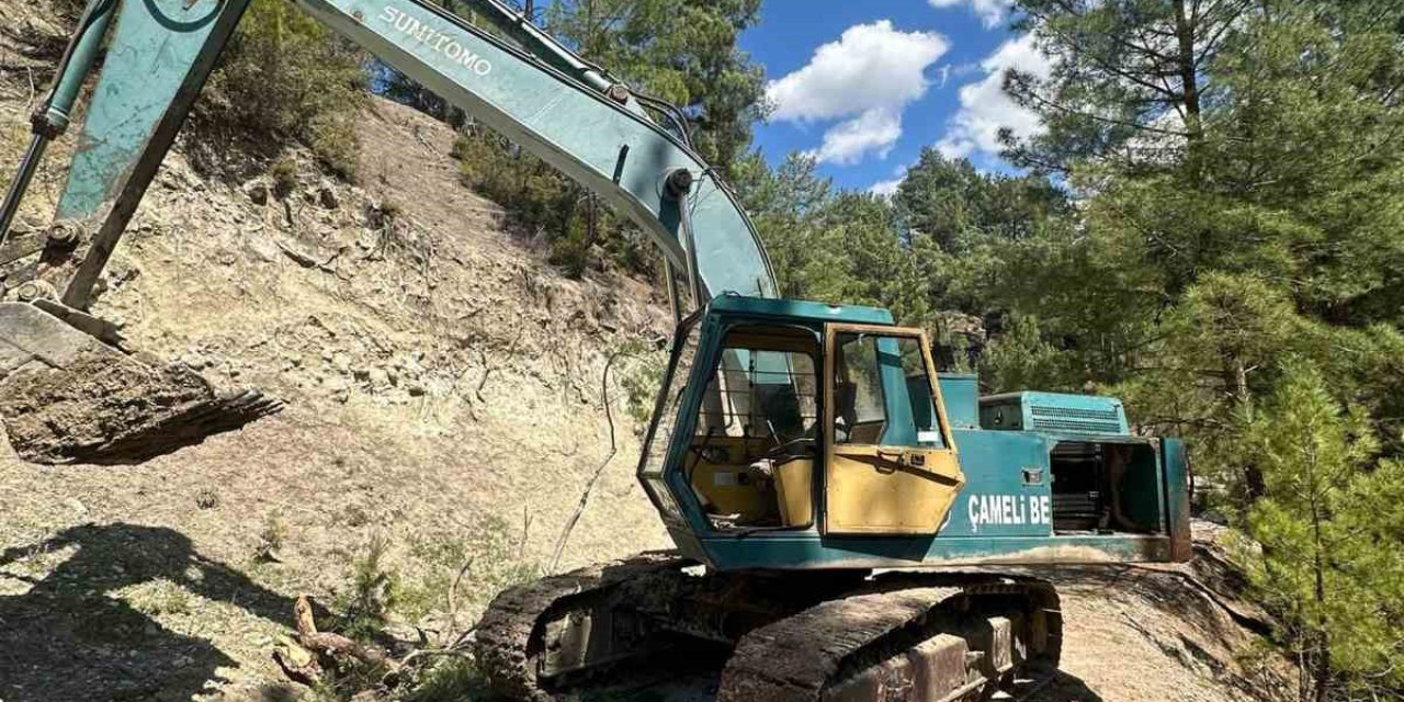 Çameli Belediyesi heyelan sonucu kapanan yolları ulaşıma açtı