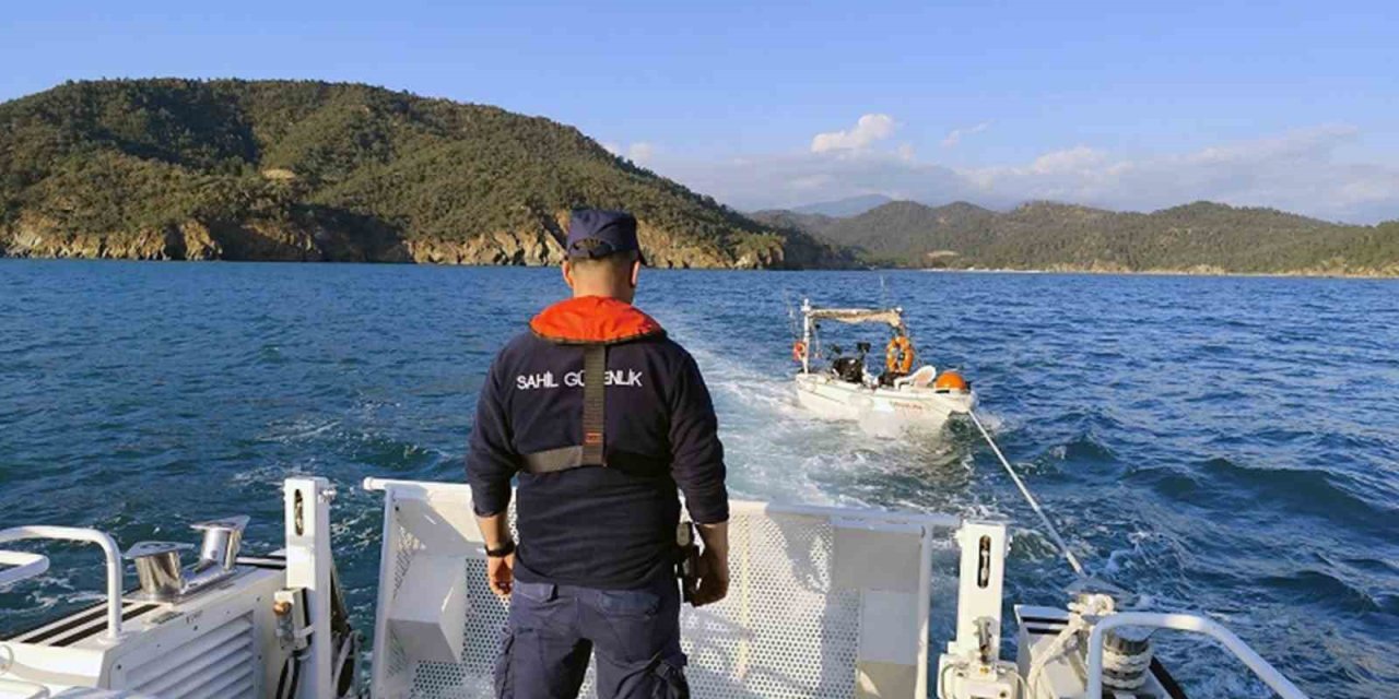 Fethiye açıklarında sürüklenen tekneyi Sahil Güvenlik kurtardı