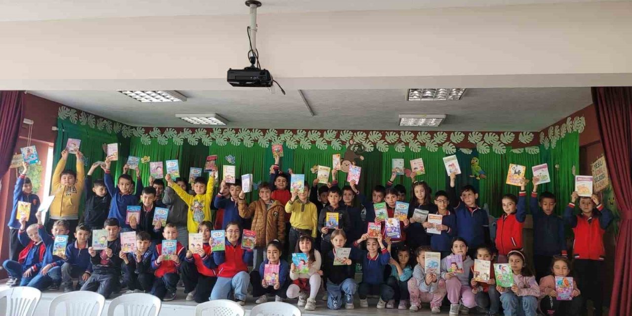 Altıntaş’ta "Okuyan Nesil" projesinde anlamlı etkinlik: Öğrenciler kitap hediyeleşti