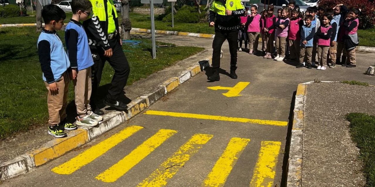 Minikler trafiği eğlenerek öğrendi
