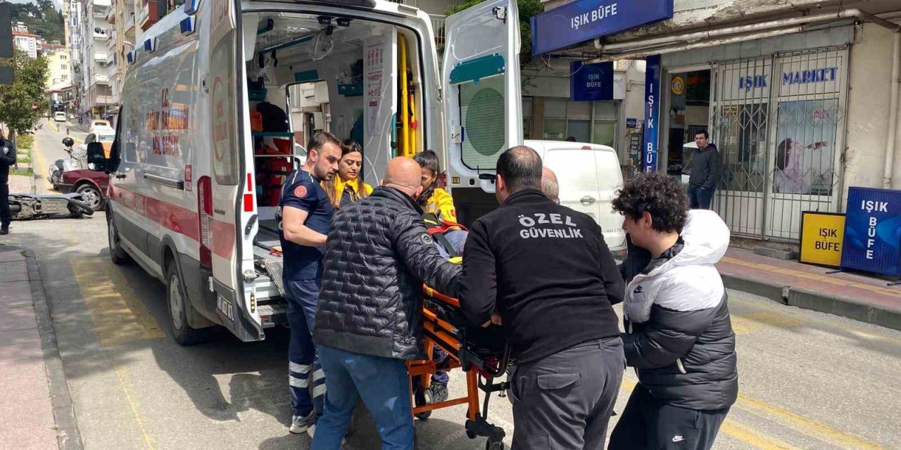 Motosiklet ve otomobil çarpıştı: 1 yaralı