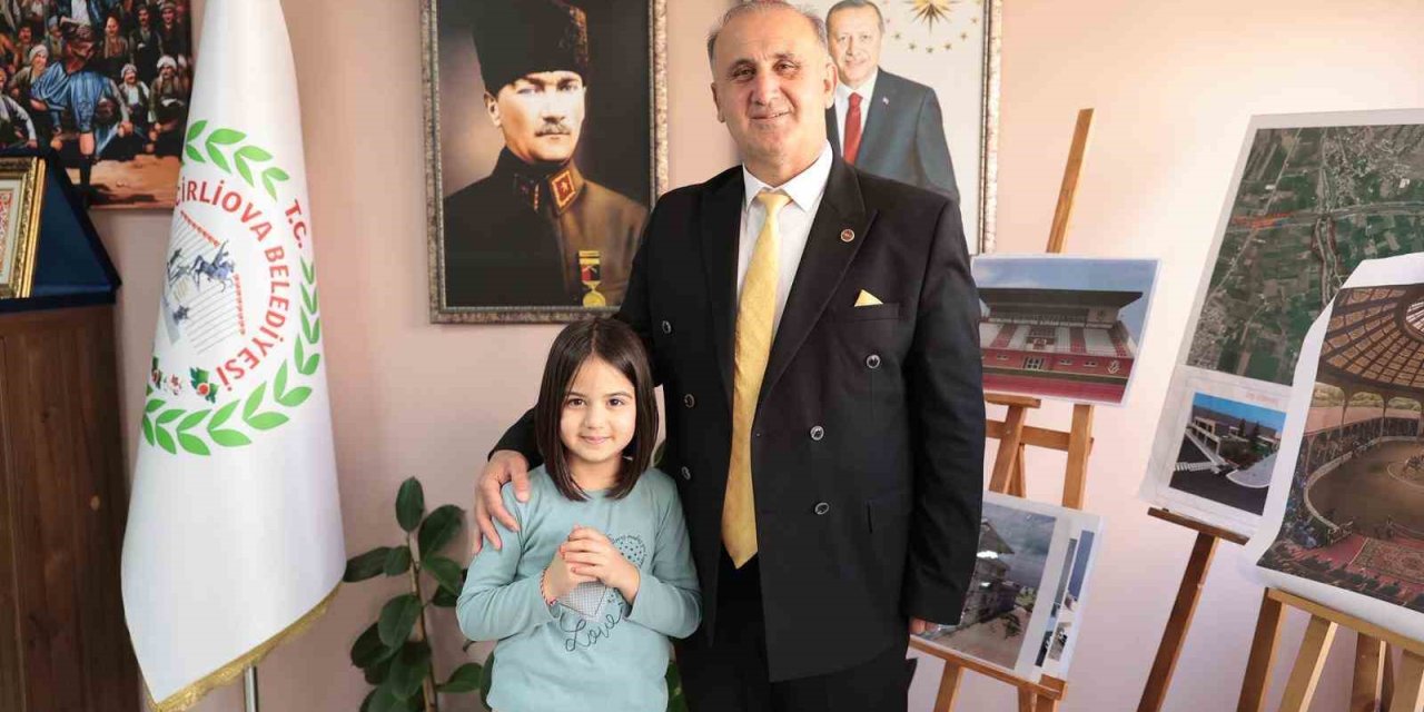 İlkokul öğrencisi Sare, ödevini Başkan Kaya ile yaptı