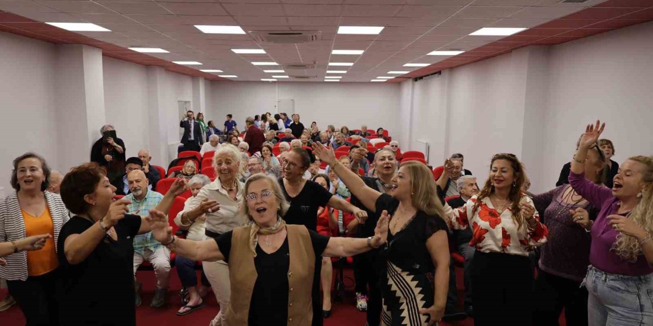 Yaşam Evi sakinleri müzik ve dansla eğlenceli zaman geçirdi