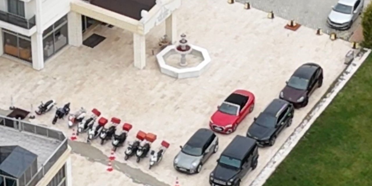 Tutuklu Başkan Yalım’ın sevgilisine aldığı milyonluk otomobil ve diğer araçlar, kayyım atanan otele getirildi