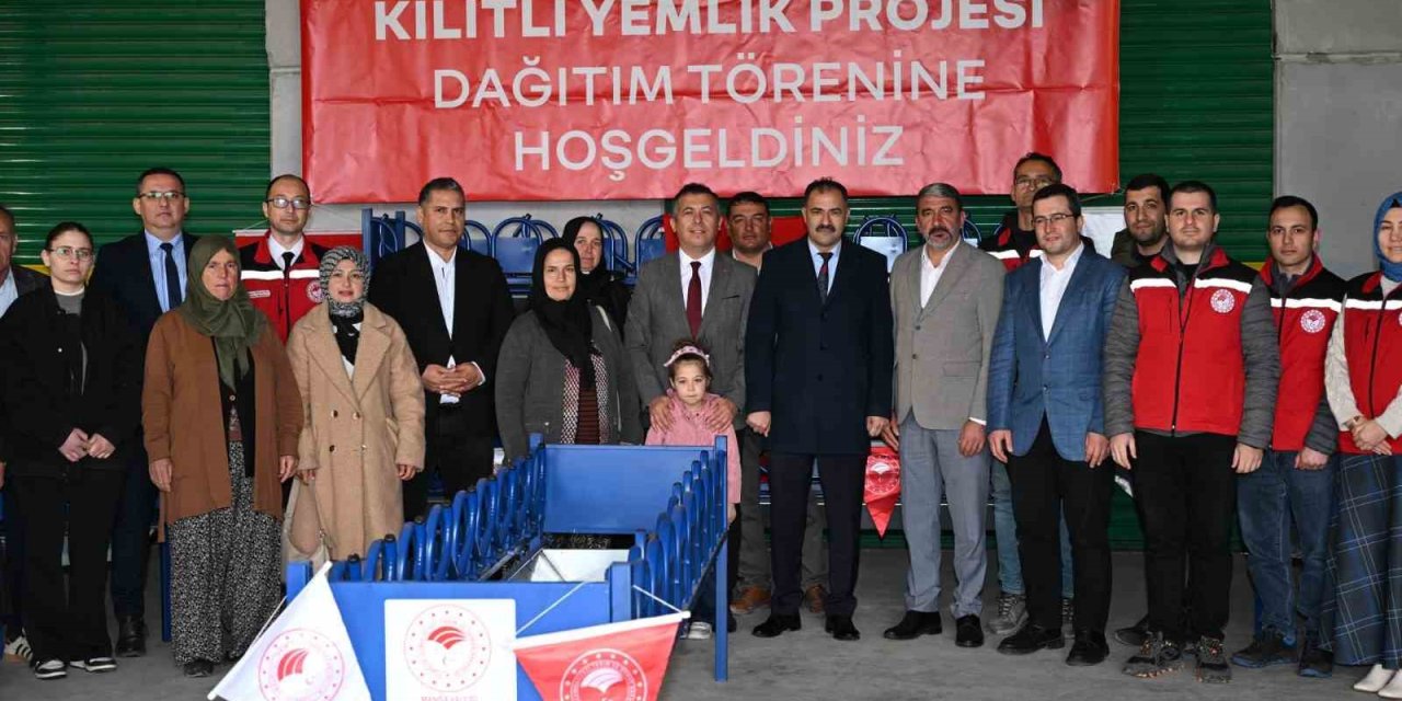 Demirci’de küçükbaş üreticilerine "Kilitli yemlik" desteği