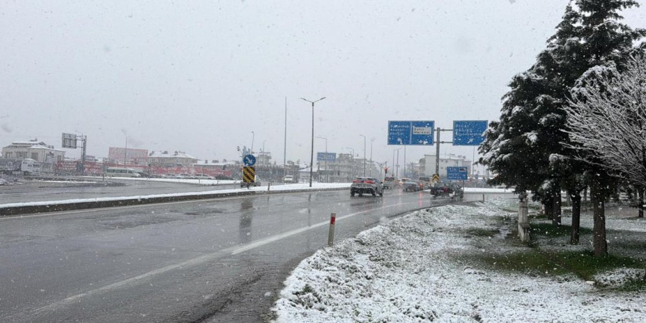 Lapa lapa yağan kar ilçeyi beyaza bürüdü
