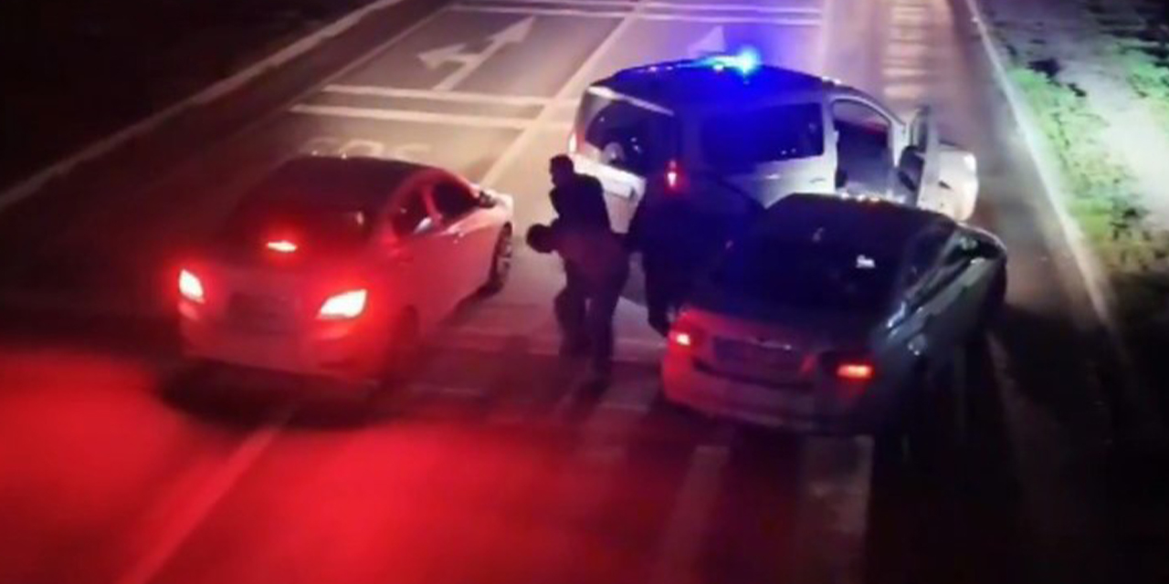 Zehir tacirlerinin özel elektronik düzenekli bölme oyununu polis bozdu