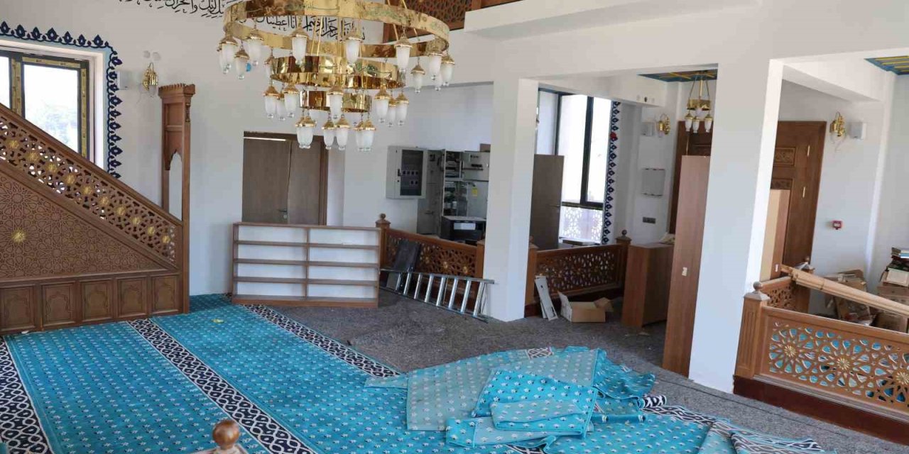 İbadete açılmadan harabeye döndü