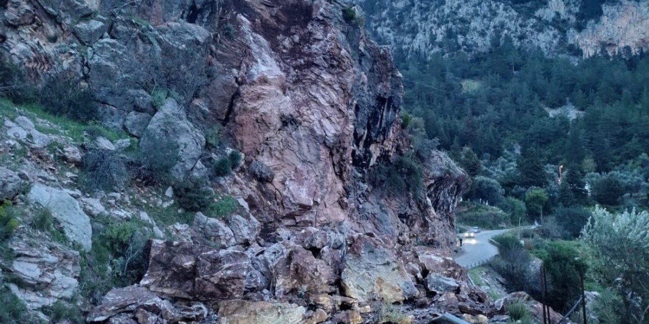 Fethiye’de kaya düşmesi sonucu Faralya yolu ulaşıma kapandı