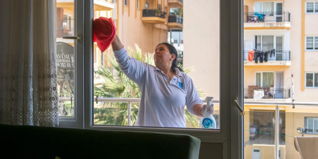 Kuşadası Belediyesi Evde Bakım Birimi ihtiyaç sahibi vatandaşların yanında