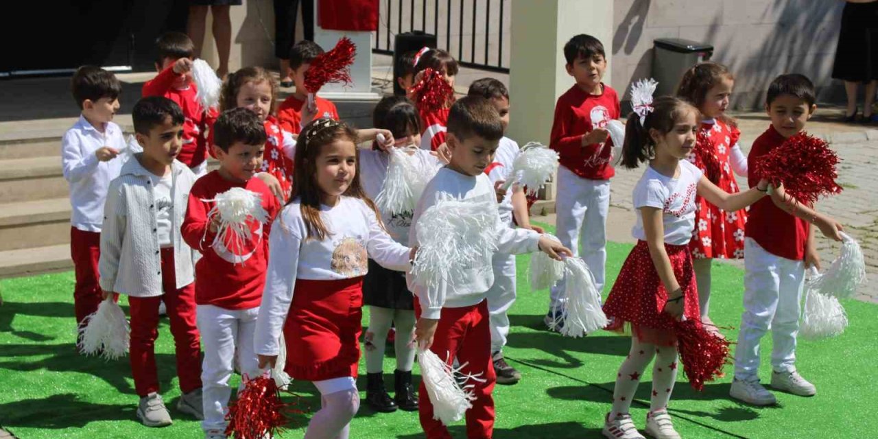 Minik öğrenciler polis abileri unutmadı