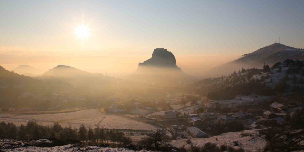 Gün doğumunda sis altında kalan kale kendisine hayran bıraktı
