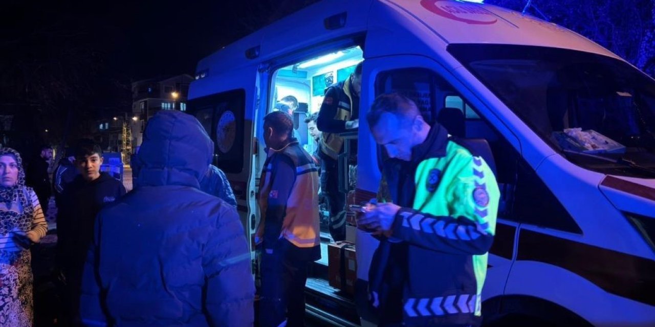 Motosiklet traktörün altında kaldı, sürücüsü araçtan atlayarak kurtuldu