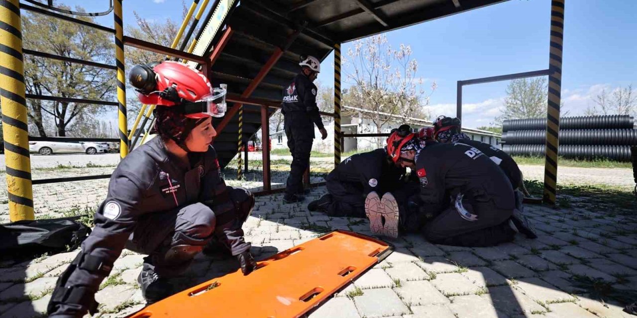 Büyükşehir DEBAK ekibi, eğitimlerini aralıksız sürdürüyor
