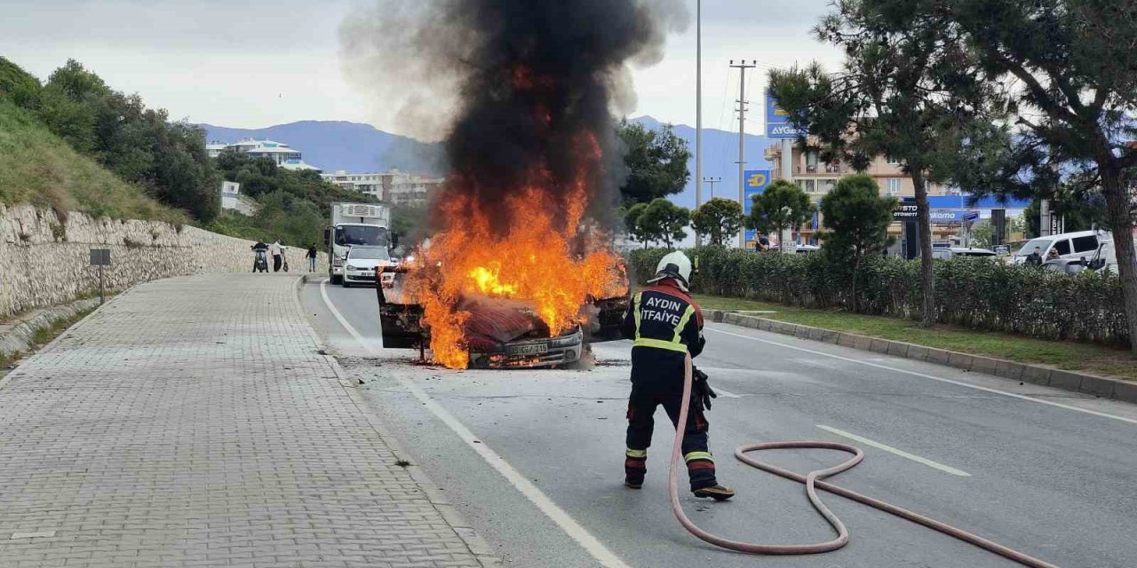 Aynı noktada 2 araç alevlere teslim oldu