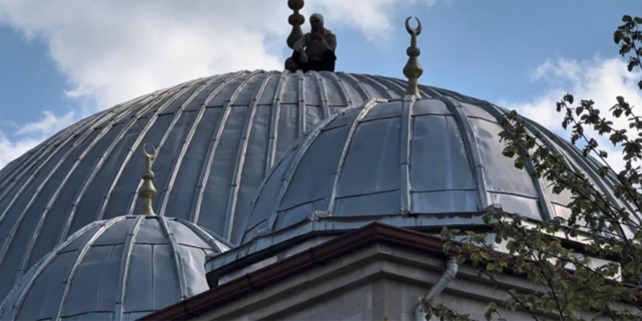 Cami çatısına çıkan şahıs 2 saatlik çabayla ikna edildi