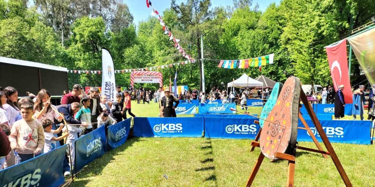 Köyceğiz’de gönüllü eğitmen, geleneksel okçuluğu halka sevdiriyor