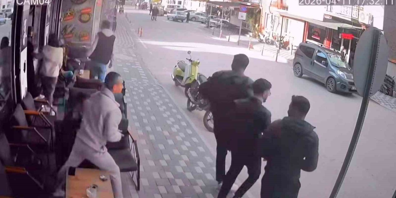 Simav’da 4.8 büyüklüğünde deprem anı kamerada