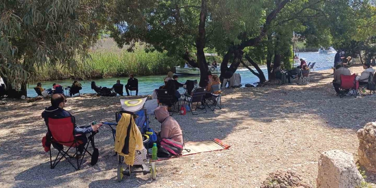 Azmak Nehri’nde tekne yoğunluğu