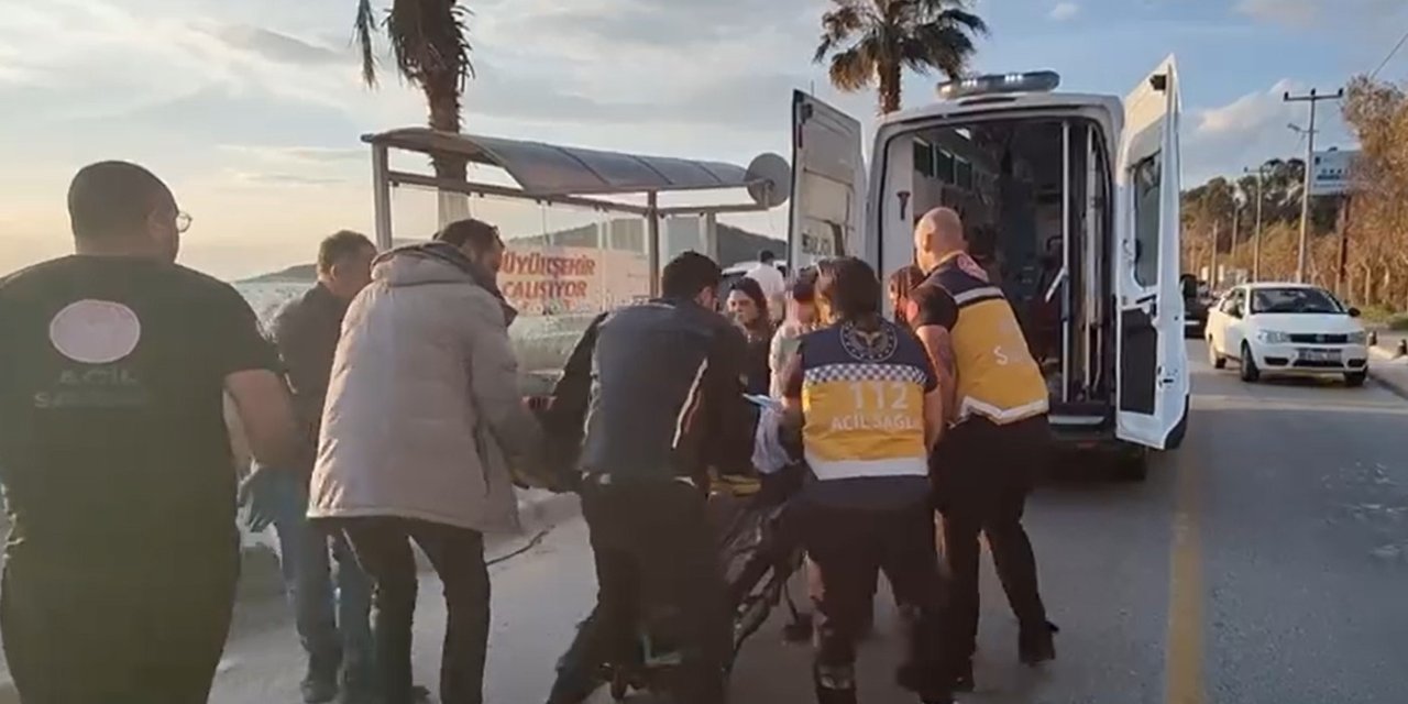 Otomobille çarpışan motosiklet durağa daldı: 2 yaralı