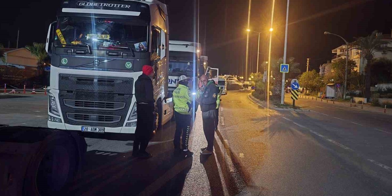 Çeşme’de tır sürücülerine yönelik gece denetimi