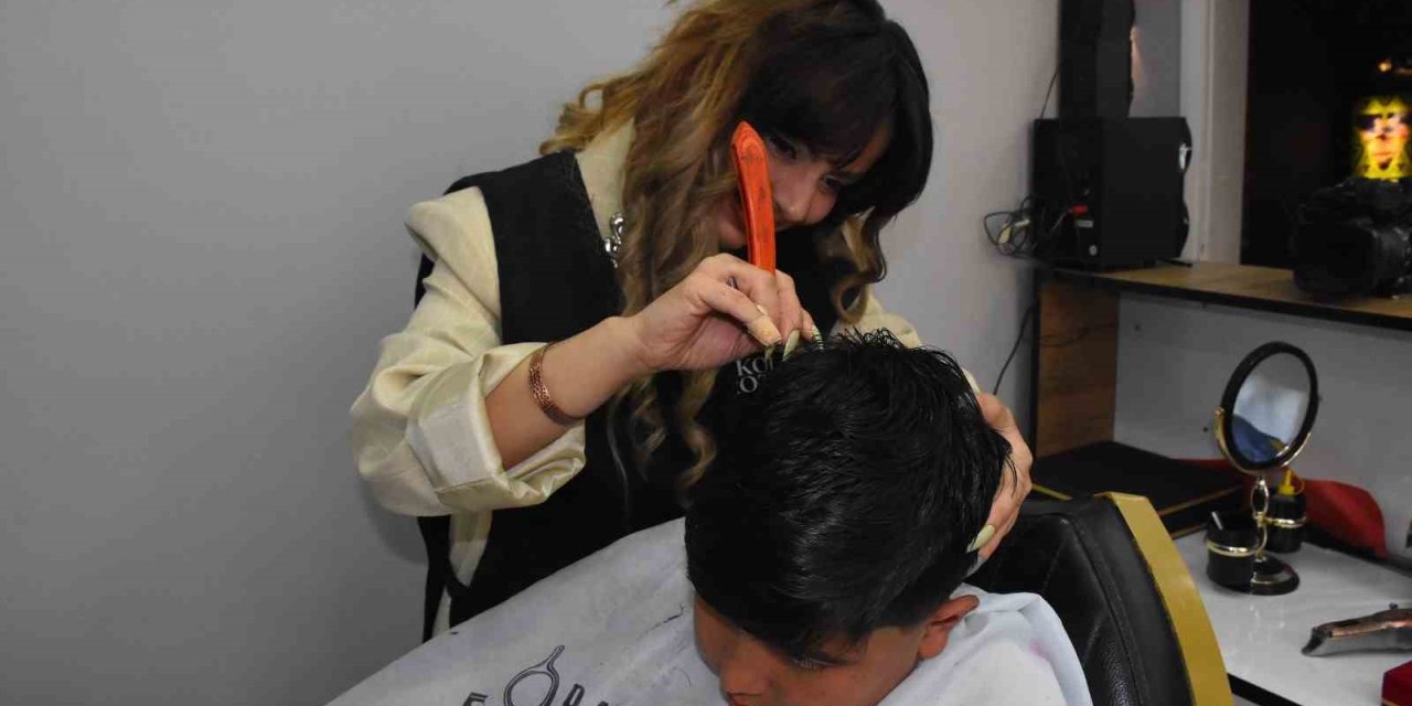 Afyonkarahisar’da erkek berberi kadın, üç yıldır müşterilerine hizmet veriyor