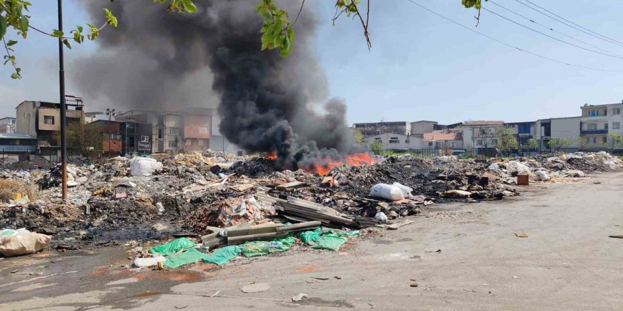 Buca’da sanayi atıklarının döküldüğü alanda yangın çıktı