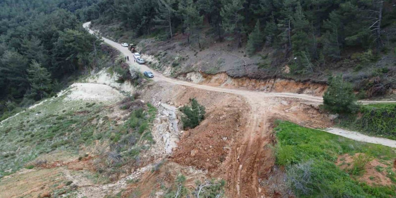 Yol çöktü, mahalleli 3 aydır tarlasına yürüyerek gidiyor