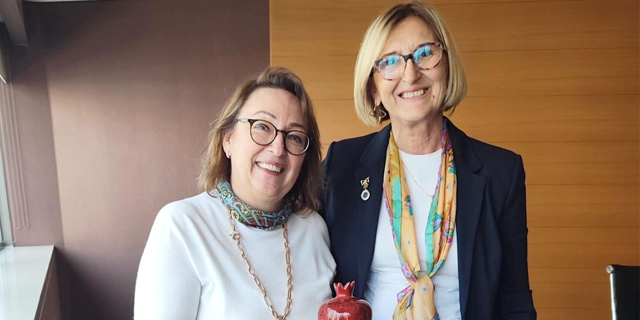 TÜKD İzmir’den özel buluşma: “Yöresine Değer Katan Önder Kadın Ödülü” Prof. Dr. Pınar Okyay’a verildi