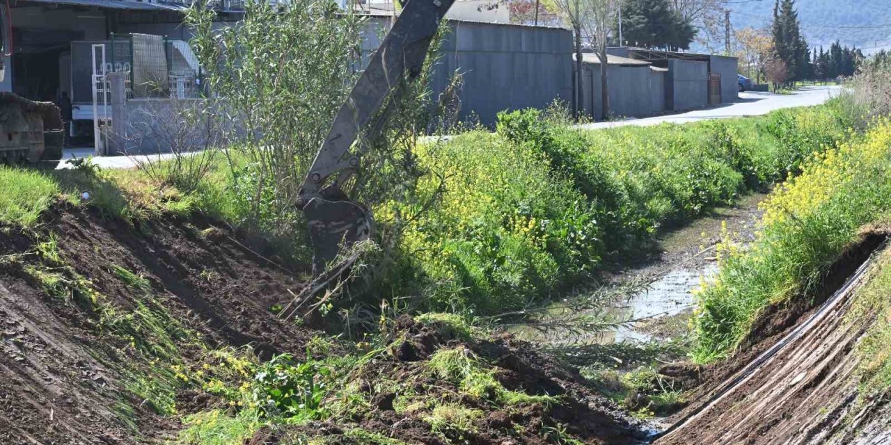 Akhisar’da 5 kilometrelik dere hattı temizleniyor