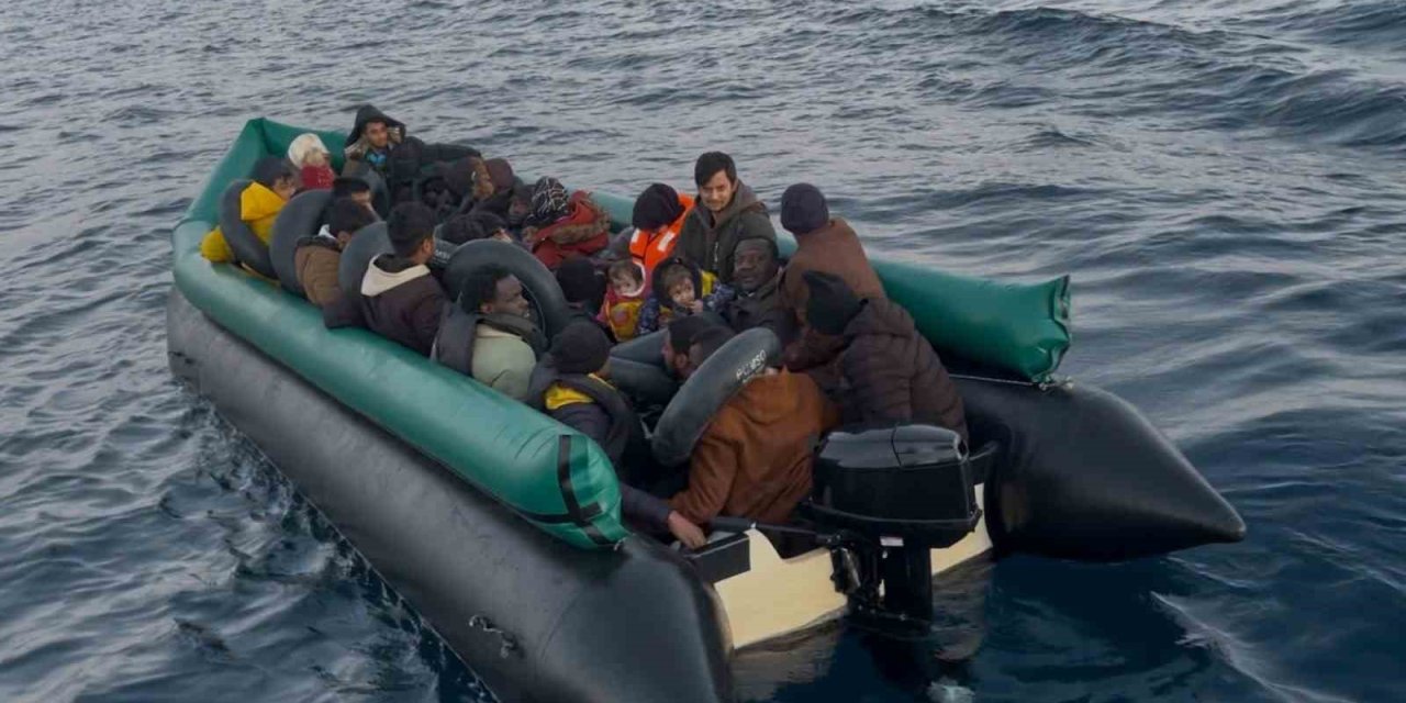 İzmir açıklarında 43 düzensiz göçmen yakalandı