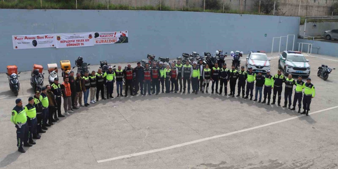 Aliağa’da motosiklet sürücülerine jandarmadan ‘Güvenli Sürüş’ eğitimi