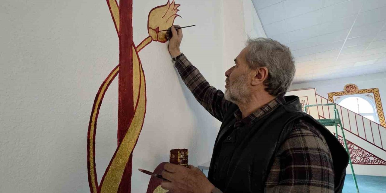 Kütahyalı imam görev yaptığı camileri hat ve nakkaş sanatı ile süslüyor