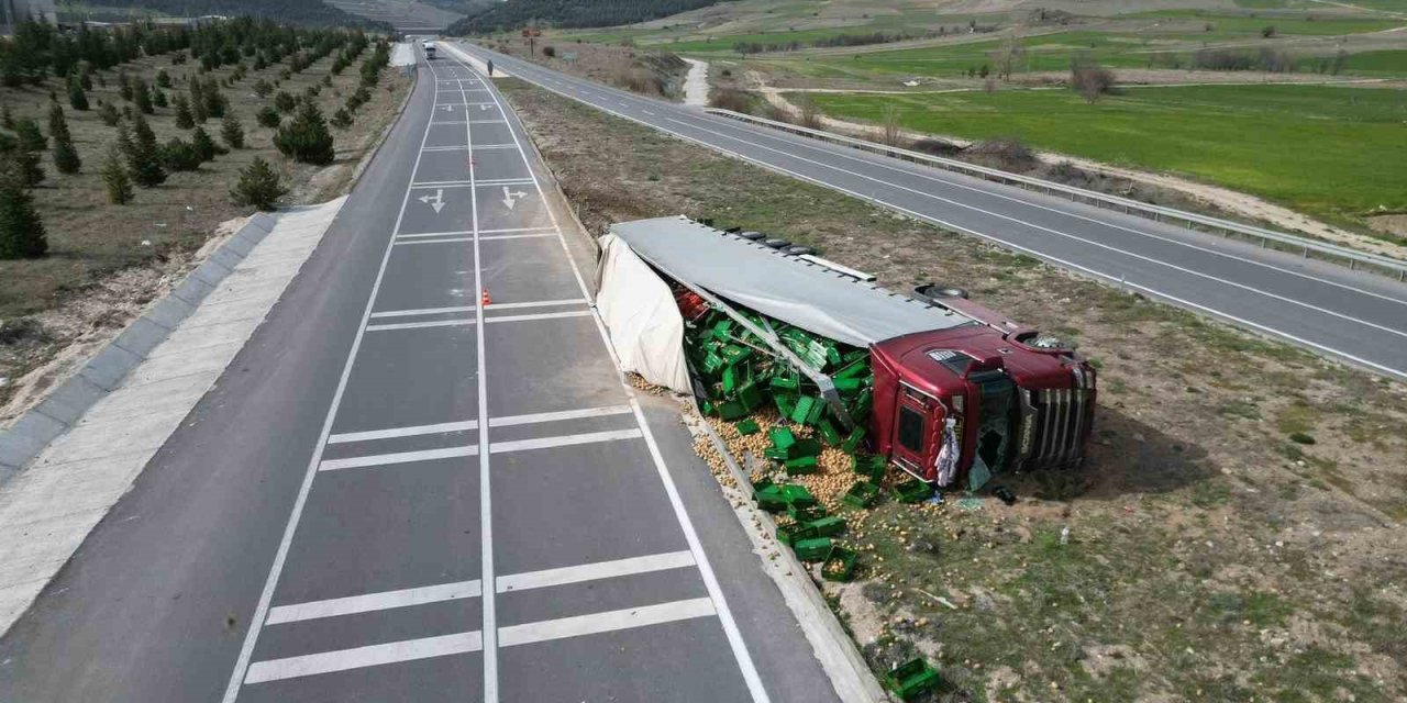 Patates yüklü tır devrildiği kazada 3 kişi yaralandı
