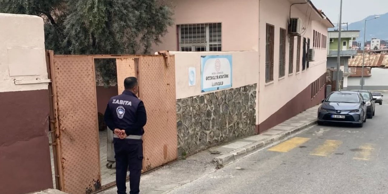 Türkiye’ye örnek olacak uygulama sürüyor: "Zabıta ekiplerinin okul nöbeti"