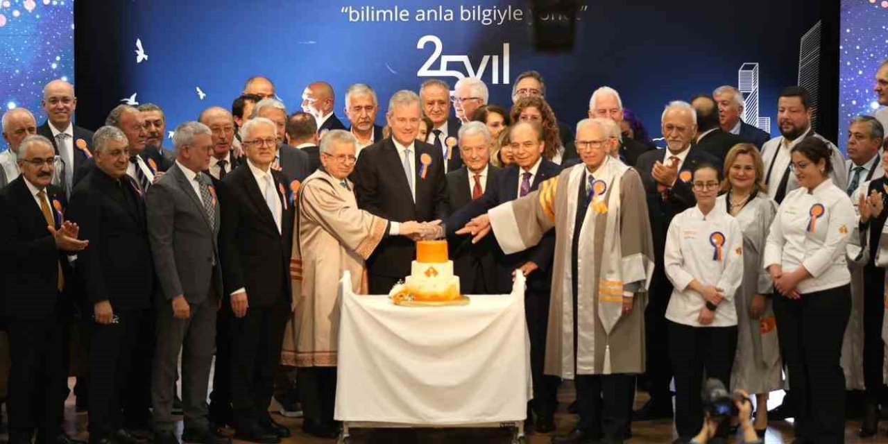 İzmir Ekonomi Üniversitesi’nde 25’inci yıla coşkulu kutlama