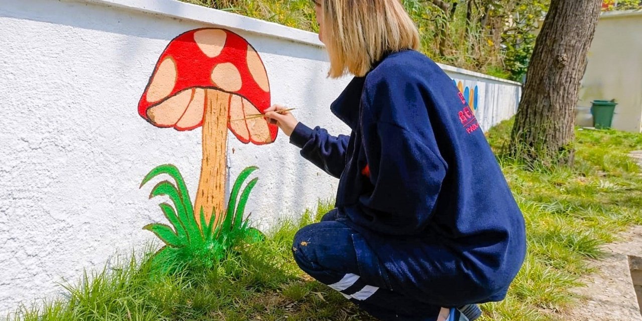 Efeler’in parkları renkleniyor