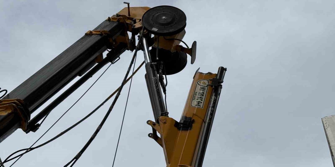 İzmir’de inşaat kulübesinin üzerine vinç düştü: 3 işçi yaralandı