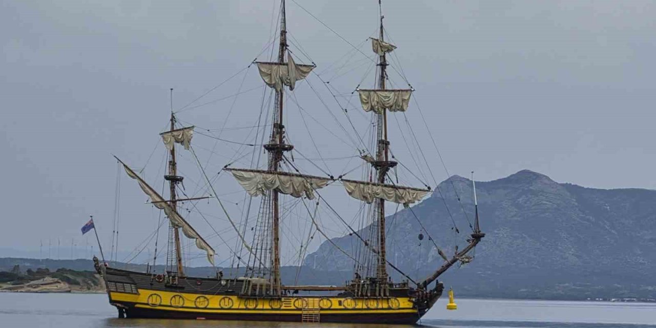 Cook Adaları bayraklı yelkenli Datça’ya demirledi