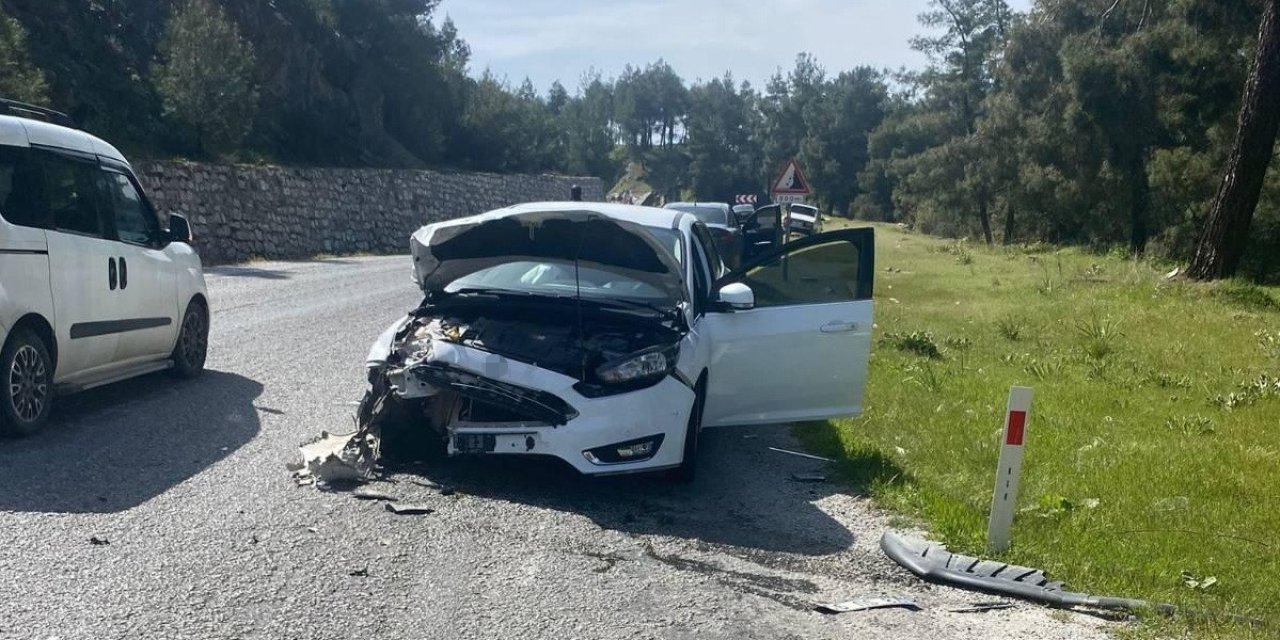 Manisa’da otomobiller çarpıştı: 4 kişi yaralandı
