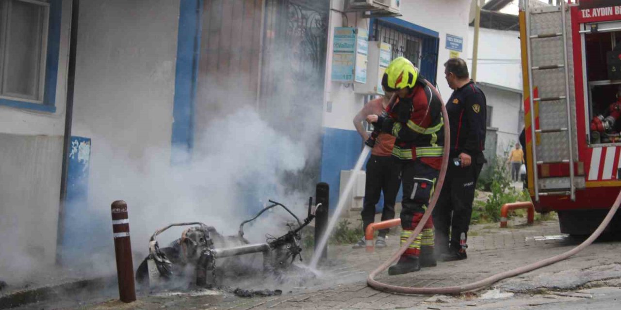 Tamir sırasında yanan elektrikli motosiklet küle döndü