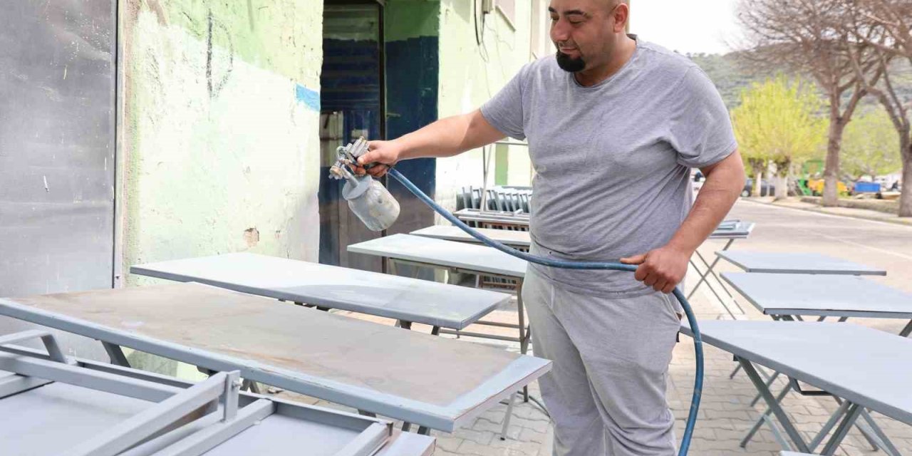 Cemiyetlerin vazgeçilmezi demir masalar sezona hazırlanıyor