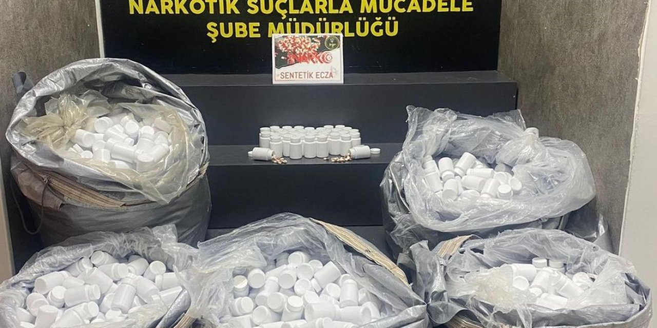 İzmir’de durdurulan araçtan 156 bin uyuşturucu hap çıktı