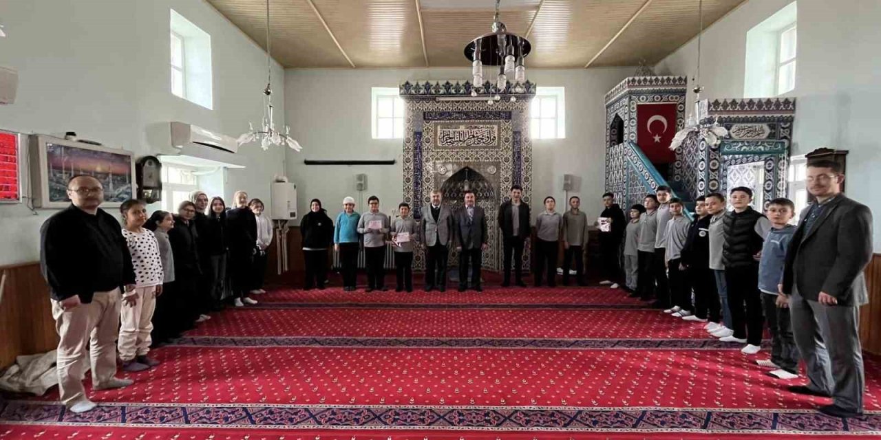 Hisarcık’taki camilerde müezzinlik yapan öğrenciler ödüllendirildi
