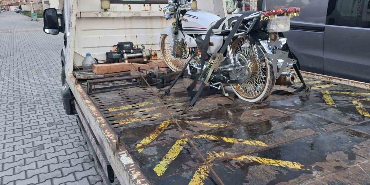 Kütahya’da ’Dur’ ihtarına uymayan ehliyetsiz ve plakasız sürücüye 326 bin TL ceza