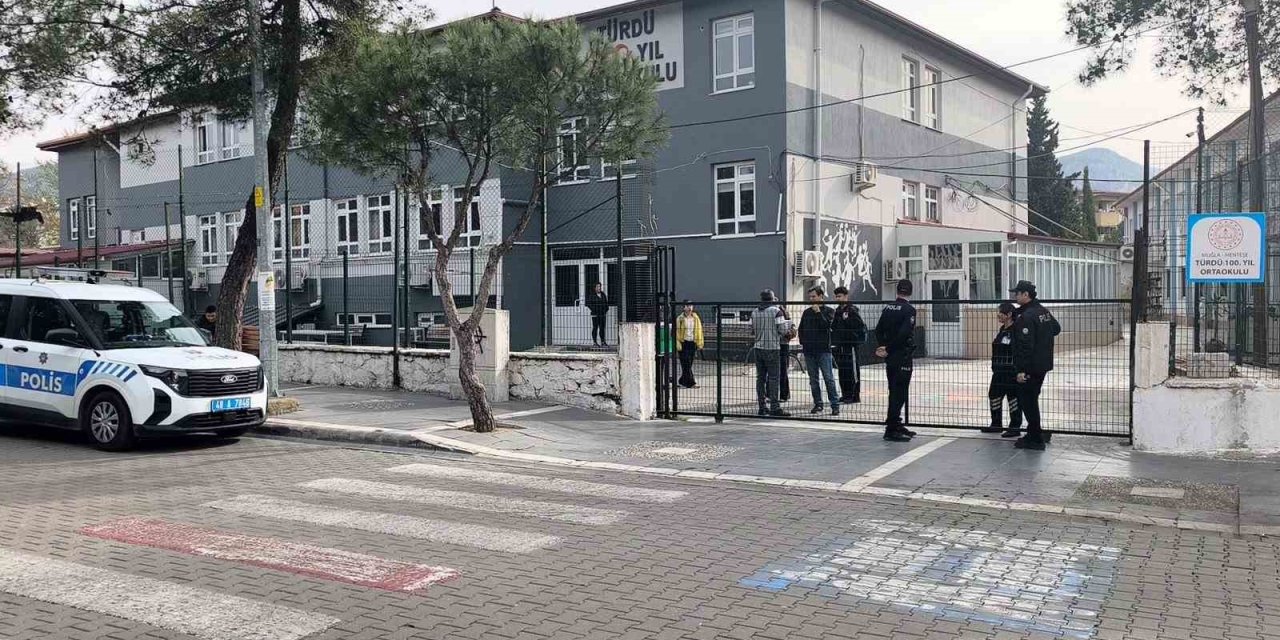 Menteşe’de okul önlerinde güvenlik duvarı