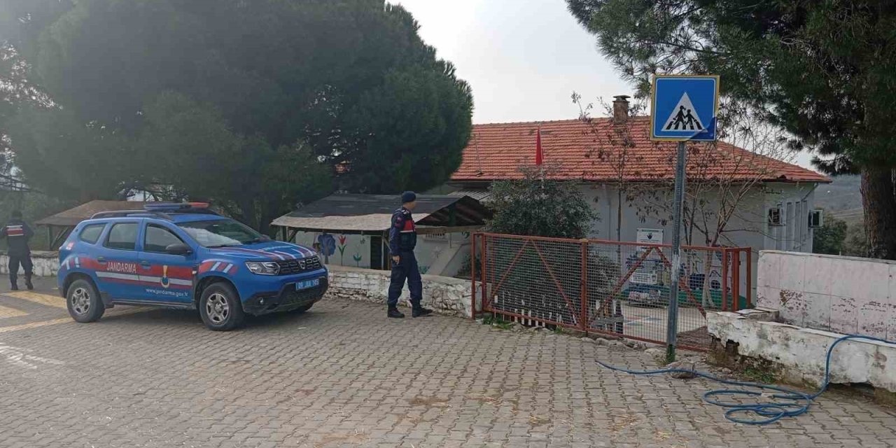 Aydın’da jandarma ekipleri okul önlerindeki güvenlik tedbirlerini arttırdı