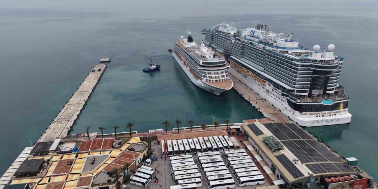 Kuşadası’na 2 kruvaziyer 5 bin 297 turist getirdi